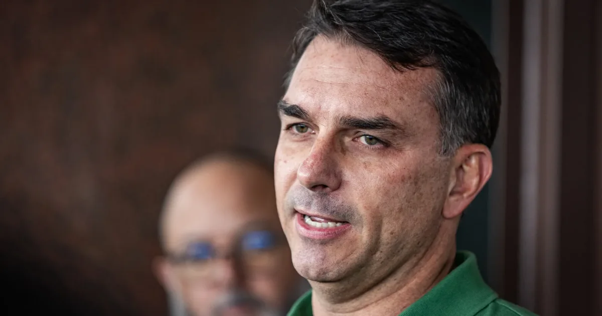 Flávio diz que Lula “implorou” por tarifaço e promete acordo “de igual para igual” com os EUA