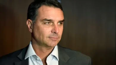 Homem faz ameaças a Flávio Bolsonaro e acaba sendo levado a delegacia