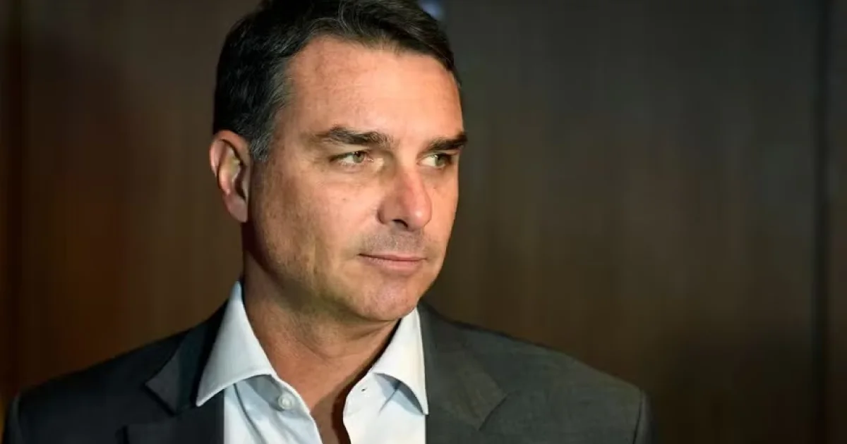 Homem faz ameaças a Flávio Bolsonaro e acaba sendo levado a delegacia