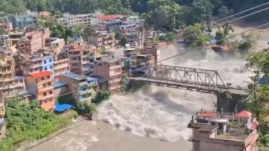 Imagens mostram enxurrada de lama violenta destruindo vila no Nepal
