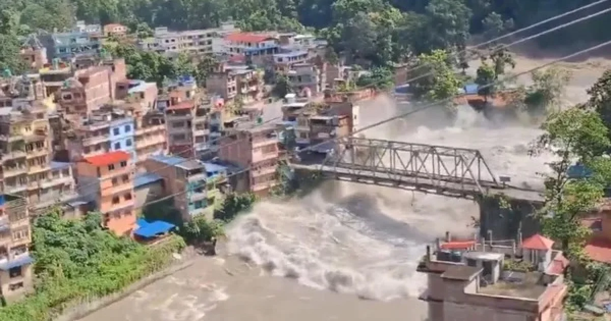 Imagens mostram enxurrada de lama violenta destruindo vila no Nepal