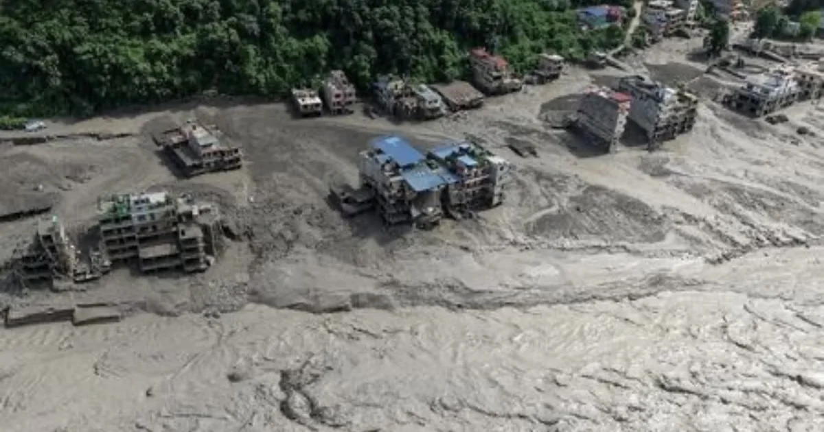 Inundações e deslizamentos deixam mortos e centenas de desaparecidos na fronteira entre Nepal e Tibete