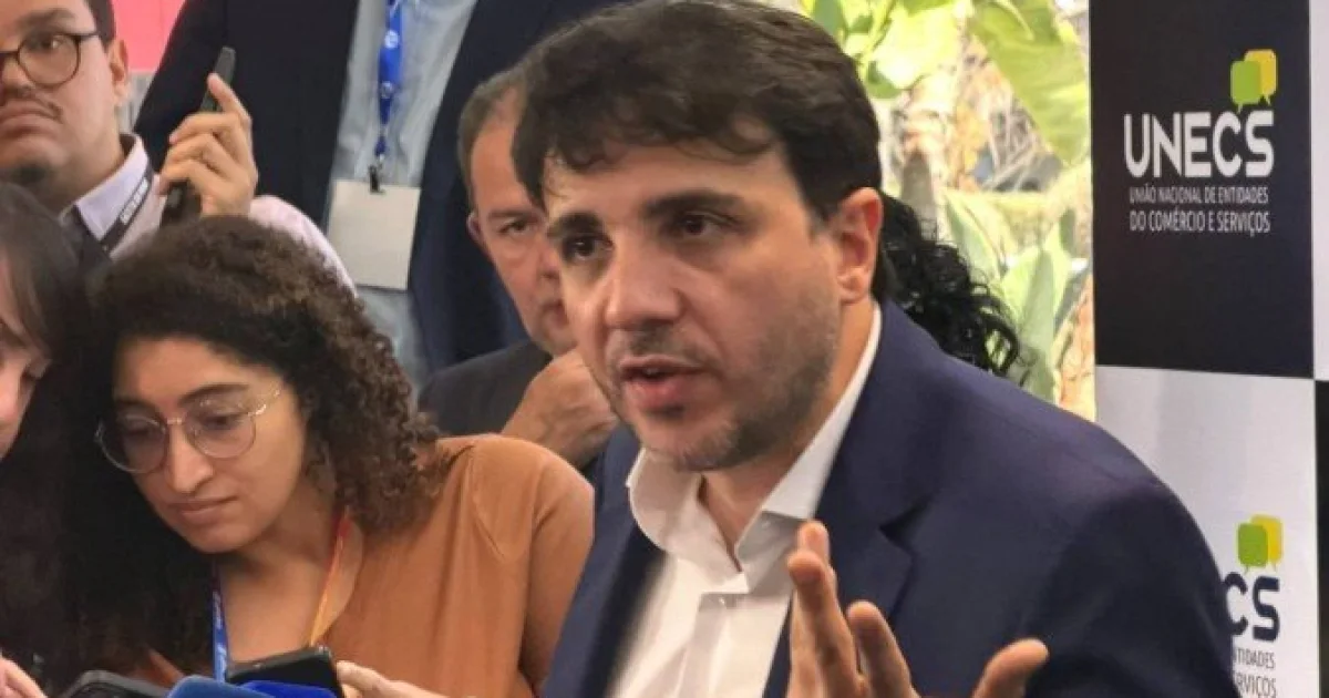 Janja reage, mas Renan não recua e faz novo ataque