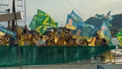 Jet ski dos bombeiros é atingido durante ato de Flávio e agentes pulam no mar