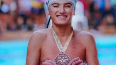 Jovem campeão de natação de 13 anos não resiste após passar mal