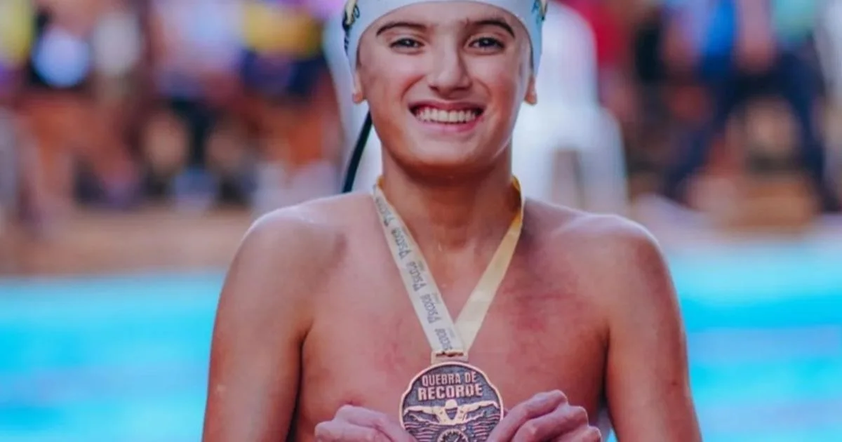 Jovem campeão de natação de 13 anos não resiste após passar mal