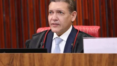 Kassio é criticado no TSE por supostos acenos a Flávio Bolsonaro; ministro nega