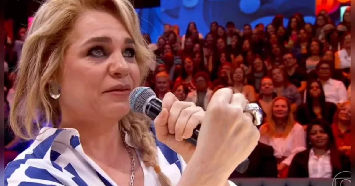 Luciano Huck comete erro ao apresentar Isabel Teixeira