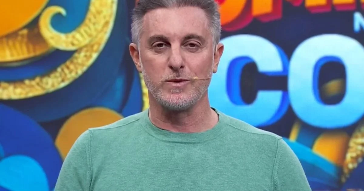 Luciano Huck surpreende ao atender ligação inesperada durante gravação