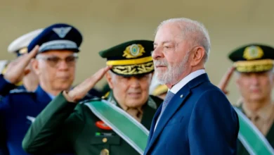 Lula deixa entrevista no Exército sem responder sobre Lulinha