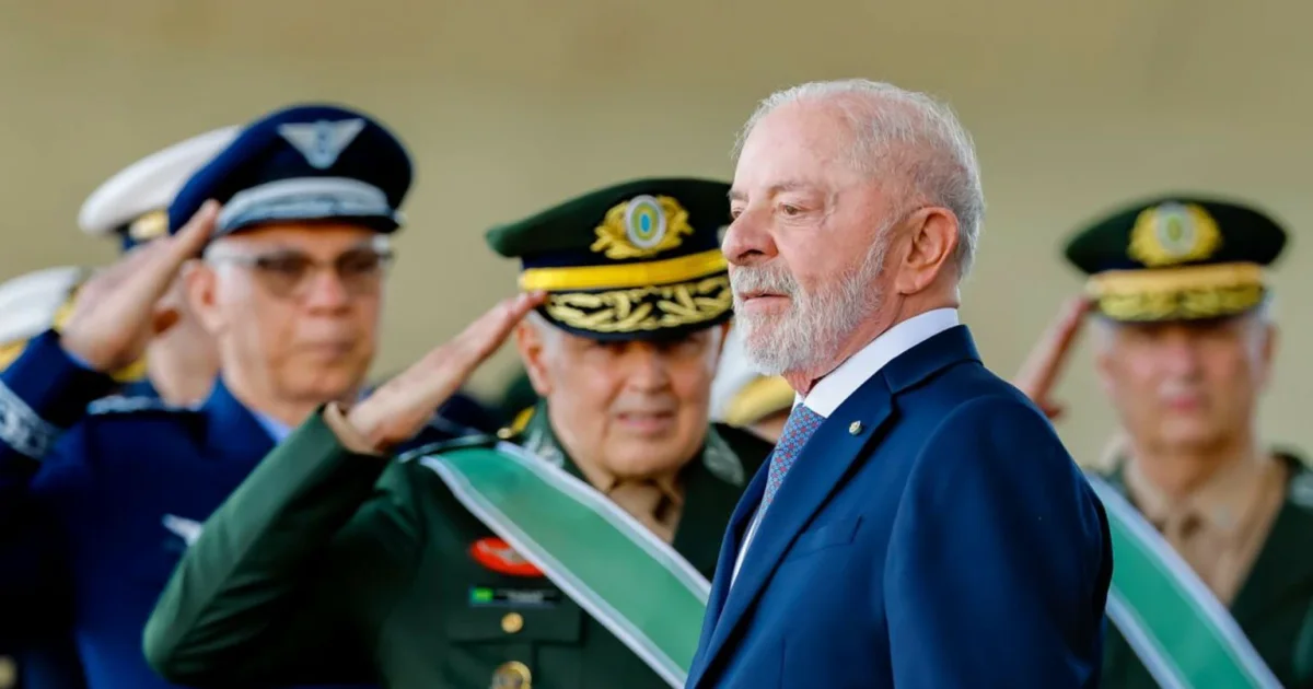 Lula deixa entrevista no Exército sem responder sobre Lulinha