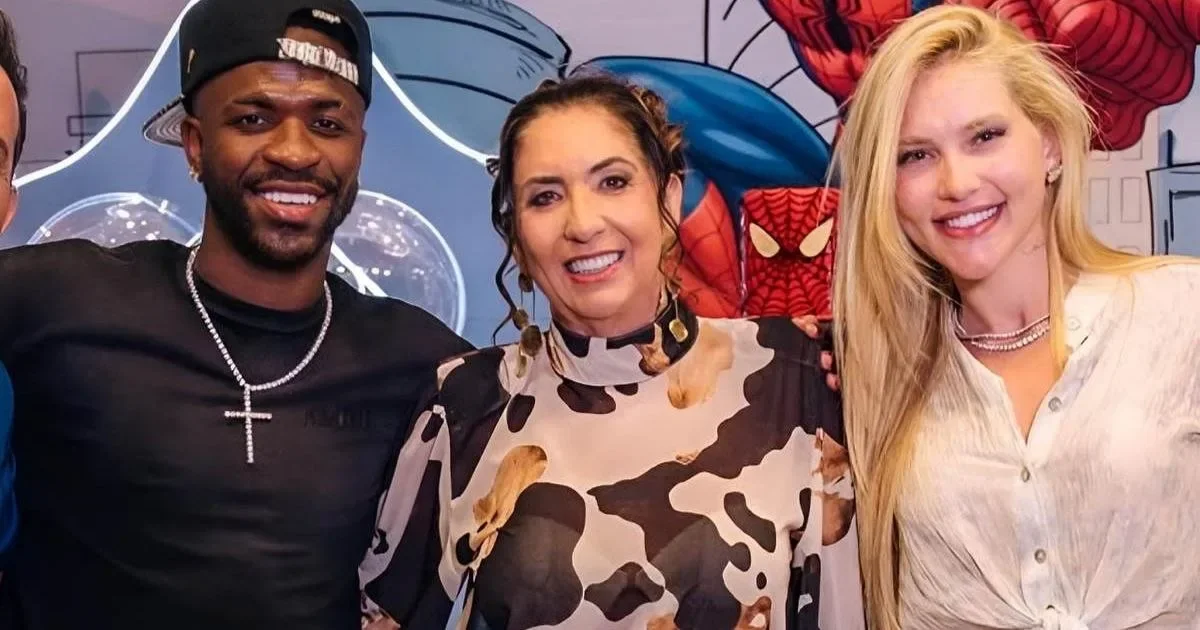 Mãe de Virginia comenta rumores sobre possível namoro da filha