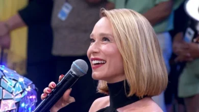 Mariana Ximenes chama atenção no Domingão com vestido elegante