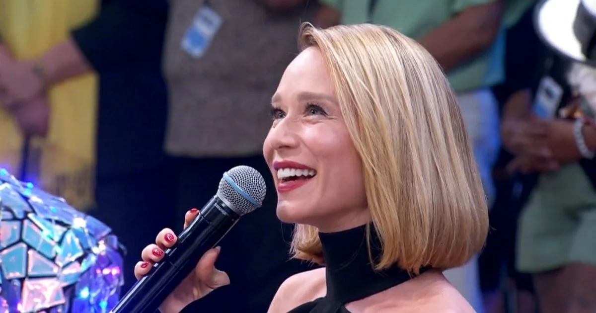 Mariana Ximenes chama atenção no Domingão com vestido elegante
