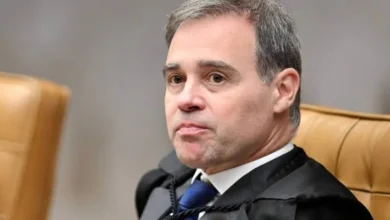 Mendonça age e Flávio Bolsonaro sofre novo revés