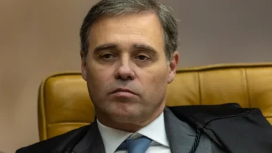 Mendonça mantém no ar vídeos de Lula no Planalto, mas pede informações