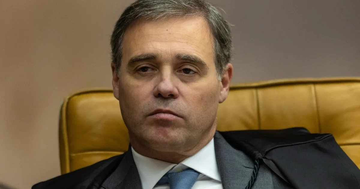 Mendonça mantém no ar vídeos de Lula no Planalto, mas pede informações