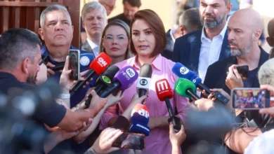 Michelle Bolsonaro e Flávio Bolsonaro colocam uma pedra nas desavenças e gravam juntos para a campanha