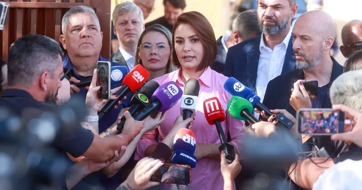 Michelle Bolsonaro e Flávio Bolsonaro colocam uma pedra nas desavenças e gravam juntos para a campanha