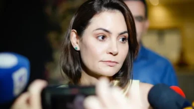 Michelle ignora Flávio em propaganda e diz que candidatura é “missão” de Bolsonaro
