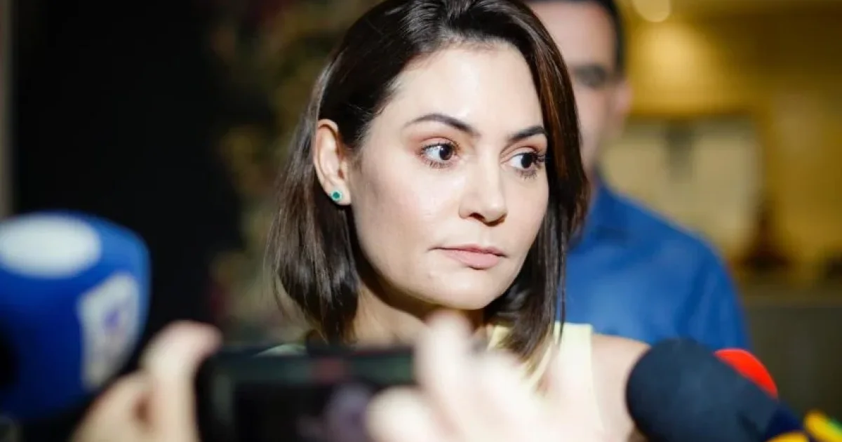 Michelle ignora Flávio em propaganda e diz que candidatura é “missão” de Bolsonaro