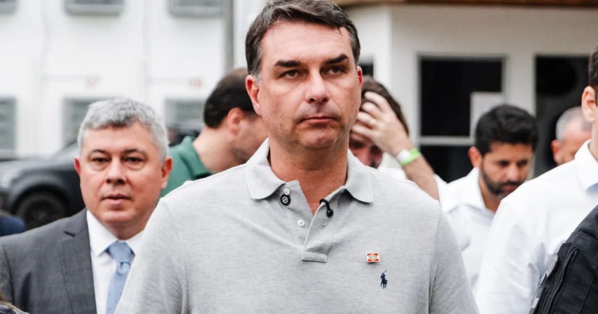 Missão pede que TSE investigue filiação falsa de Flávio Bolsonaro