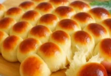 Misturei os ingredientes, fiz essas bolinhas e levei ao forno: O pão ficou tão fofinho que acabou antes do café!