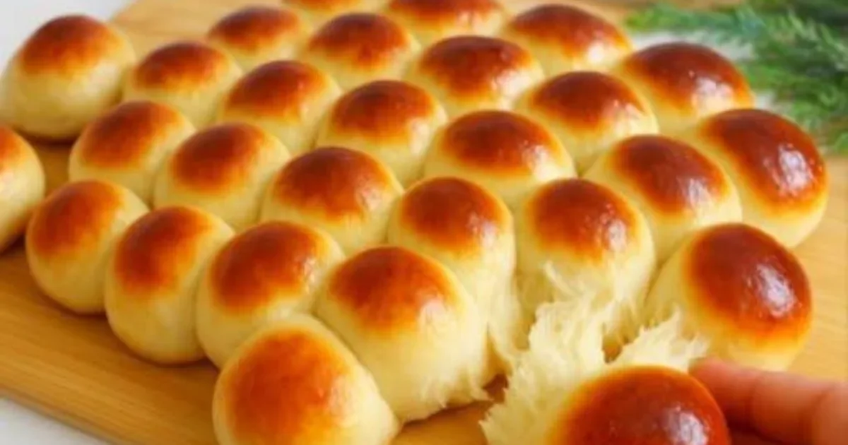 Misturei os ingredientes, fiz essas bolinhas e levei ao forno: O pão ficou tão fofinho que acabou antes do café!