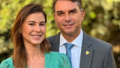 Mulher de Flávio toma atitude após senador ganhar cachorro