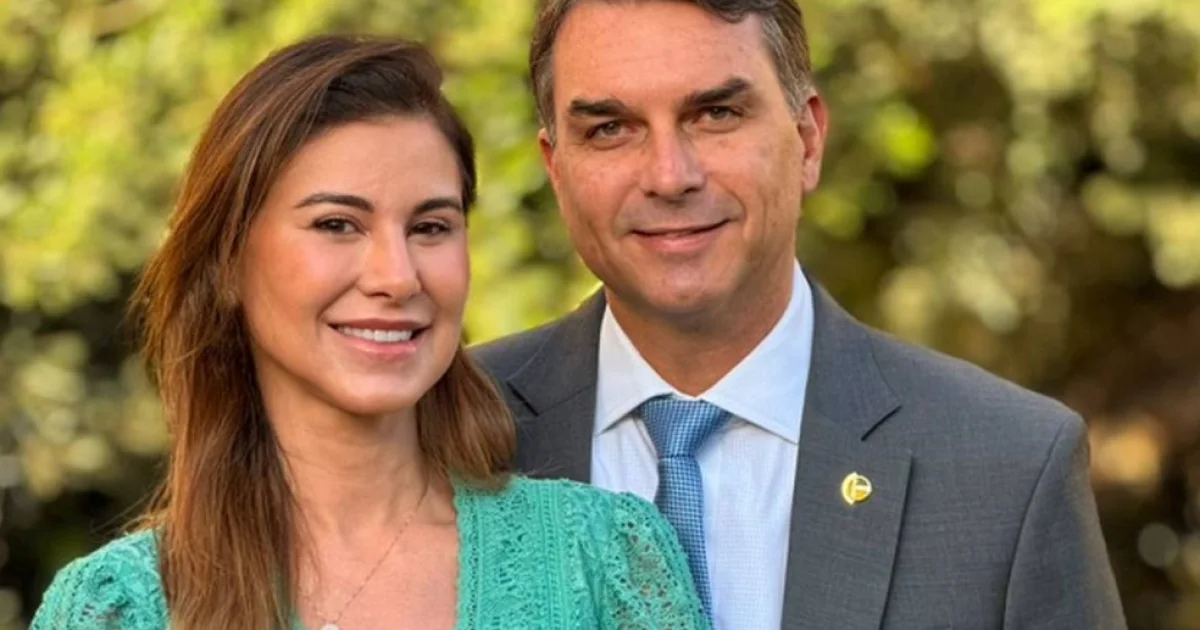Mulher de Flávio toma atitude após senador ganhar cachorro