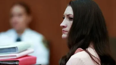 Mulheres se reúnem em apoio a mãe durante julgamento nos EUA
