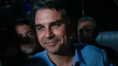 Na calada da noite, Flávio Bolsonaro foi filiado ao partido de Renan Santos