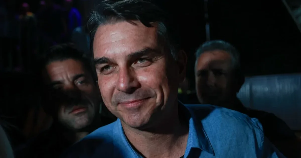 Na calada da noite, Flávio Bolsonaro foi filiado ao partido de Renan Santos