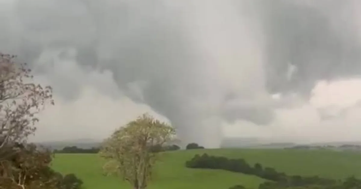 Novo fenômeno causa danos em imóveis e estruturas durante a passagem da tempestade