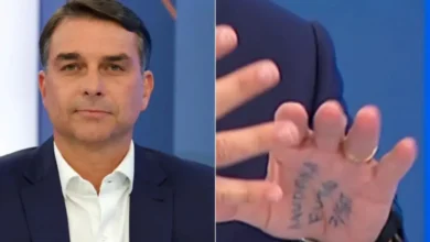 O que estava escrito na mão de Flávio Bolsonaro?