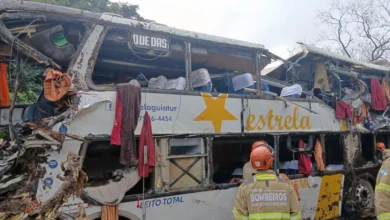 Ônibus de turismo tomba na Serra de Petrópolis e deixa nove mortos