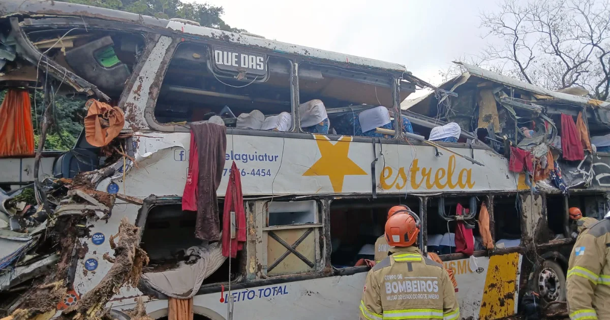 Ônibus de turismo tomba na Serra de Petrópolis e deixa nove mortos