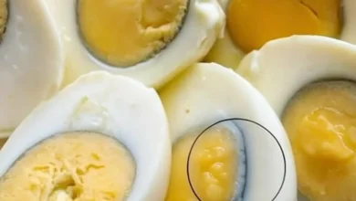 Ovo com anel verde na gema chama atenção; descubra a explicação