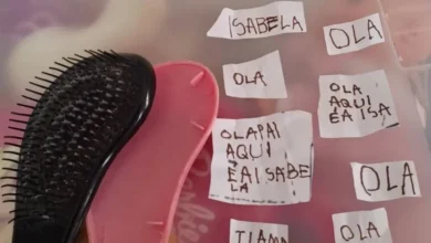 Pai encontra bilhetes da filha dentro de escova de cabelo