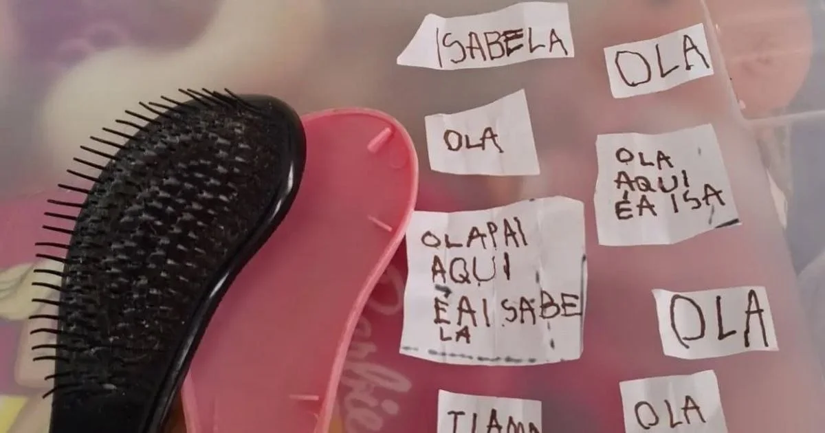 Pai encontra bilhetes da filha dentro de escova de cabelo