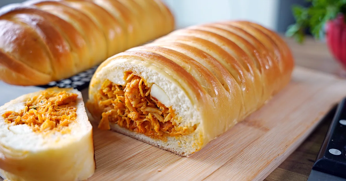 Pão Recheado de Frango Cremoso: Massa Fofinha e Recheio Generoso