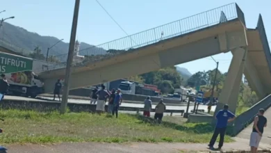 Passarela desaba após ser atingida por caminhão na Fernão Dias