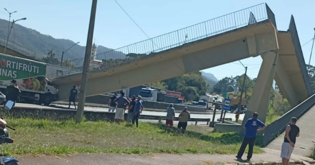 Passarela desaba após ser atingida por caminhão na Fernão Dias