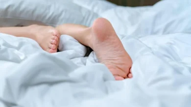 Por que algumas pessoas dormem com a perna para fora do lençol?
