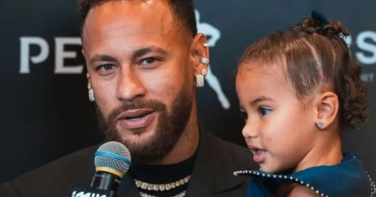 Postura da filha mais velha de Neymar durante leilão encanta a internet