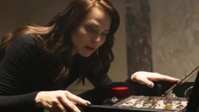 Quem Ama Cuida: Adriana descobre detalhe inusitado em anel e sua vida muda