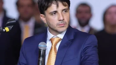Renan Santos parte para cima de Flávio Bolsonaro