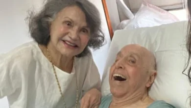 Rosamaria tranquiliza fãs de Mauro Mendonça após fotos em home care