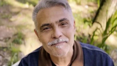 Tarcísio Filho revela que estava ao lado da mãe e emociona ao falar