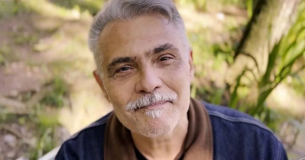 Tarcísio Filho revela que estava ao lado da mãe e emociona ao falar